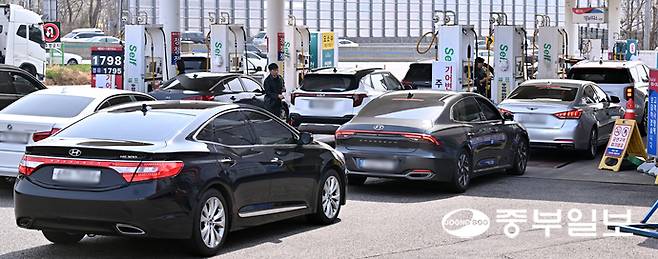 정부가 2차 석유 최고가격제를 시행한지 사흘째인 지난달 29일 오전 용인시 기흥구 한미석유 기흥주유소에서 운전자들이 보다 싼 값에 주유를 하기 위해 길게 줄지어 서 있다. 김경민기자