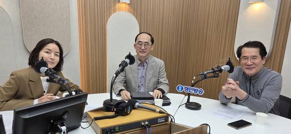 박상병 시사평론가(오른쪽), 류권홍 변호사(가운데), 박주언 앵커 2026.4.2 [경인방송 시사뉴스팀]