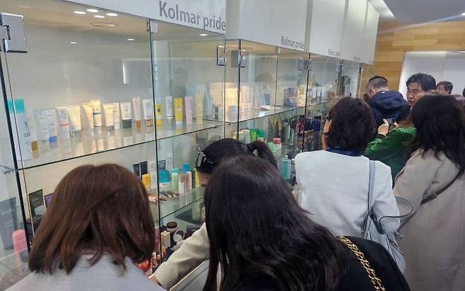 2일 한국콜마를 견학 중인 세계한인무역협회(월드옥타) 회원 등 바이어들이 전시된 화장품들을 살펴보고 있다. (사진=조선교 기자)