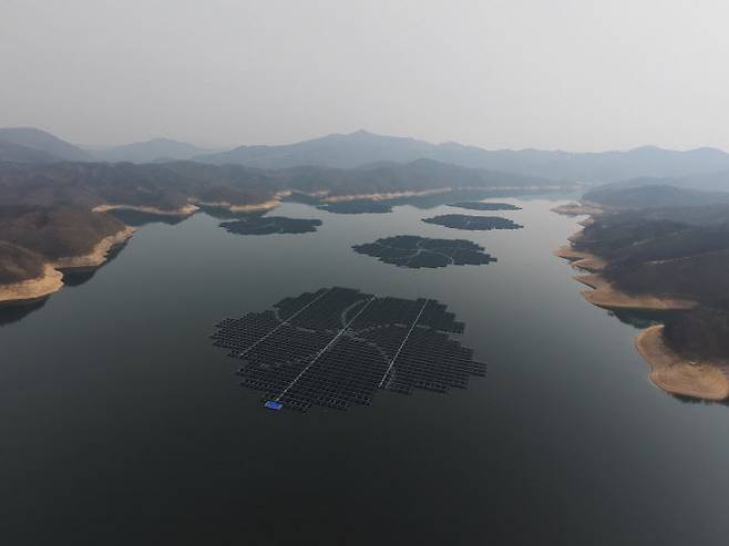 임하댐 수상태양광 집적화단지 전경. 사진제공은 한국수자원공사
