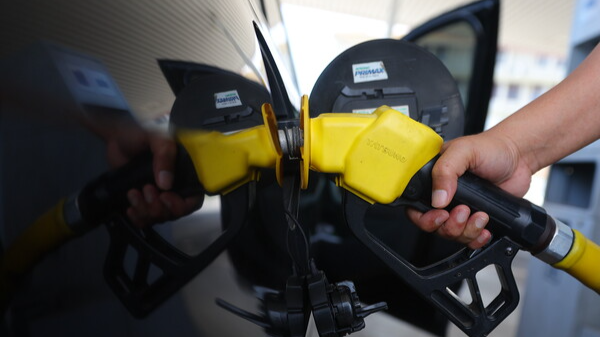 말레이시아의 한 주유소에서 차에 연료를 채우는 남성. 연합뉴스