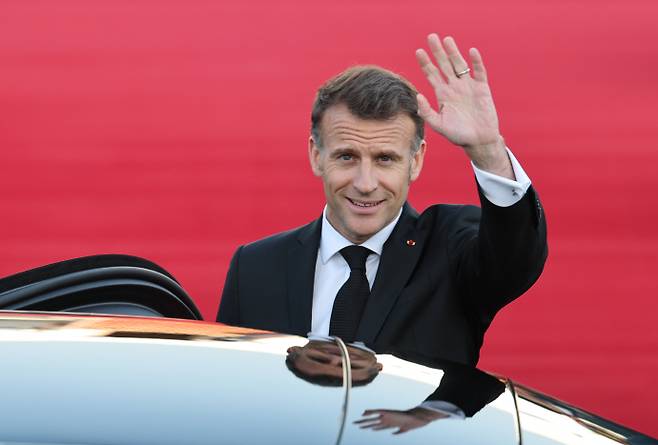 마크롱 프랑스 대통령, 국빈 방한에마뉘엘 마크롱 프랑스 대통령이 2일 성남 서울공항에 도착해 손 흔들어 인사하고 있다. /연합뉴스