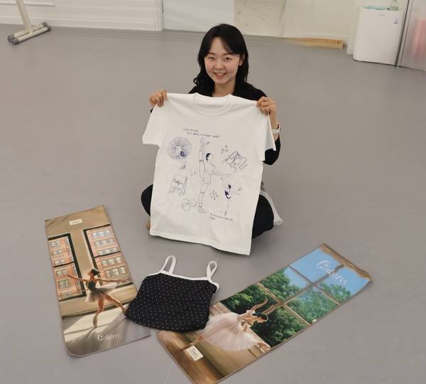 정은혜 씨가 자신이 개발한 발레 용품을 선보이고 있다. /주성희 기자