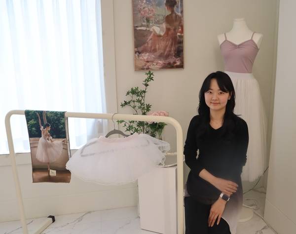 정은혜 씨가 자신이 개발한 발레 용품을 설명하고 있다. /주성희 기자
