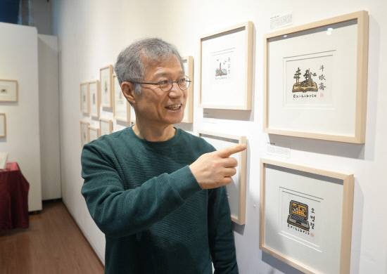2일 오전 진주문고 아트스페이스 진주에서 여태훈 진주문고 대표가 '남궁산 목판화 장서표' 전시에 걸린 자신의 장서표를 소개하고 있다. 백지영기자