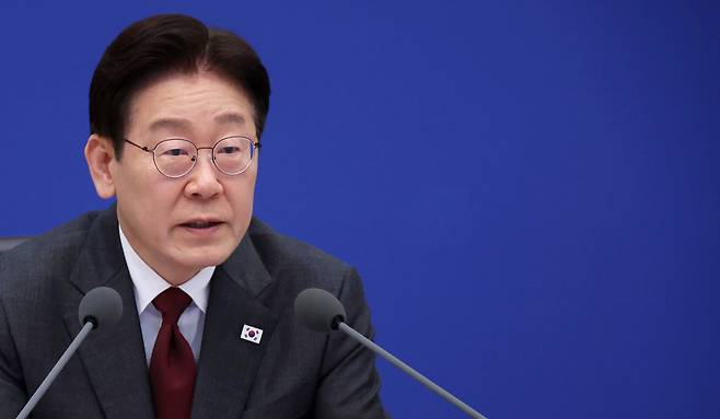 정부와 정유업계가 이란의 호르무즈 해협 봉쇄에 대응해 대체 원유 확보 총력전에 돌입한 가운데 4월에 확보한 대체 물량이 5000만 배럴에 달하는 것으로 파악됐다. 이재명 대통령이 1일 청와대에서 열린 비상경제점검회의에서 발언하고 있다. /연합뉴스