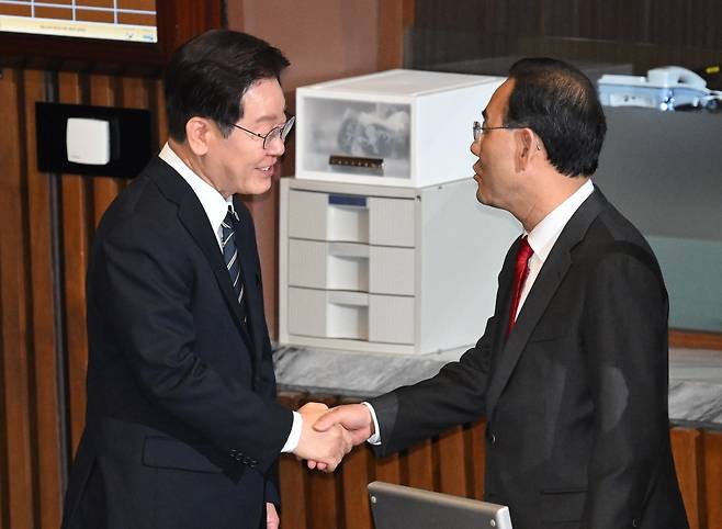 이재명 대통령이 2일 국회에서 2026 추가경정예산안 시정연설을 마친 뒤 주호영 국회 부의장과 인사하고 있다. 연합뉴스