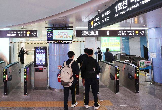 부산 도시철도 1호선 서면역에서 시민들이 도시철도를 이용하고 있는 모습. 정종회 기자 jjh@