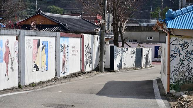 ▲ 매화마을의 벽화