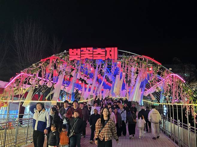 ▲ 개막 첫날 오후에는 연계 프로그램인 '벚꽃 따라 철길 여행' 걷기 행사가 열려 시민과 관광객 약 2천여 명이 참여했다.