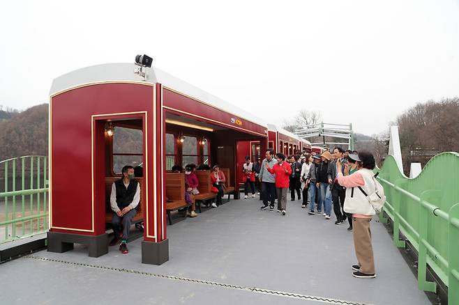 ▲ 개막 첫날 오후에는 연계 프로그램인 '벚꽃 따라 철길 여행' 걷기 행사가 열려 시민과 관광객 약 2천여 명이 참여했다.