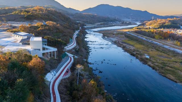 산청군 금서면 매촌리에 위치한 장애인회관. 이곳은 경호강과 시오리길이 맞닿아 있는 장애인들을 위한 공간이다. /배길효 작가/