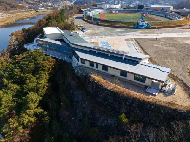 경호강을 향해 열려 있고 끊임없는 순환하는 건물 동선.