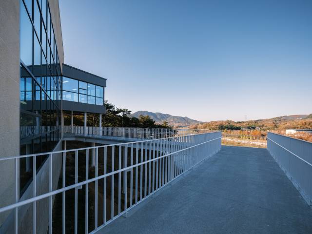 경호강을 향해 열려 있고 끊임없는 순환하는 건물 동선.