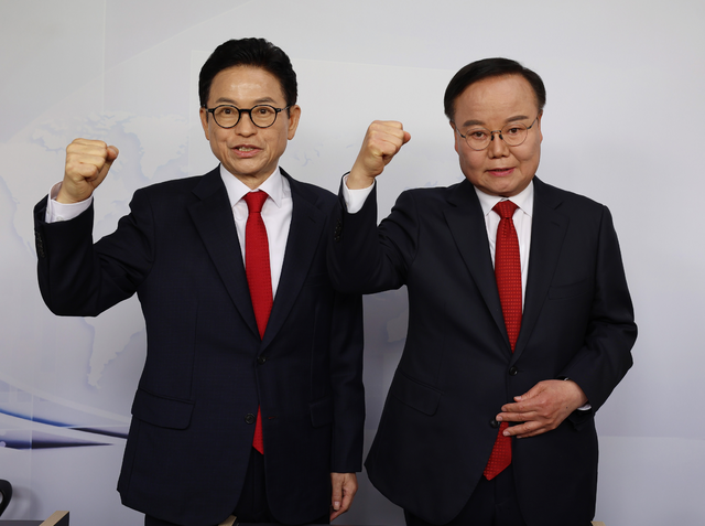 '제9회 전국동시지방선거 국민의힘 경북도지사 경선 2차 비전 토론회'가 열린 2일 이철우 후보와 김재원 후보가 토론회에 앞서 기념촬영을 하고 있다.