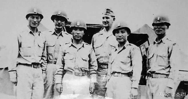 사진 속 가장 오른쪽 인물이 박진경 제11연대장이다. 이어 순서대로 김종면 중령, 로버츠 준장, 최갑종 소령, 백선진 소령, 임부택 대위. / 제주4.3사건진상조사보고서 발췌.