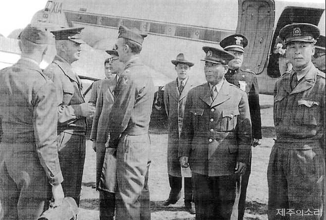왼쪽 두 번째부터 미군정 딘 소장, 통역관, 유해진 제주도지사, 맨스필드 제주군정장관, 안재홍 민정장관, 송호성 총사령관, 조병옥 경무부장, 김익렬 9연대장, 최천 제주경찰감찰청장 / 제주4.3사건진상조사보고서 발췌.
