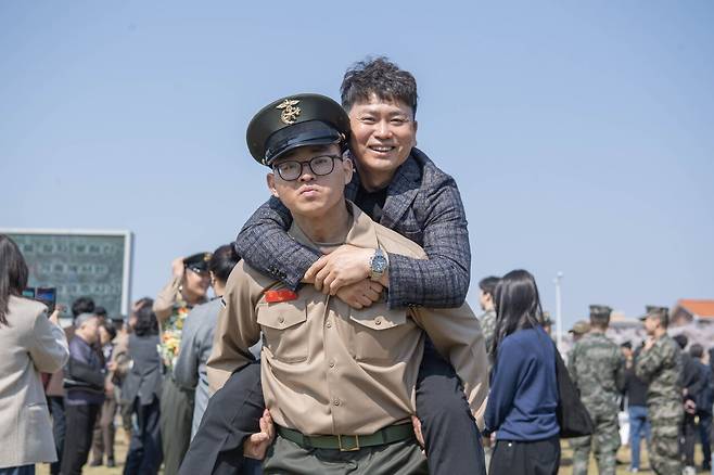 3대 해병인 아버지를 업고 있는 김 이병. 사진=해병대.