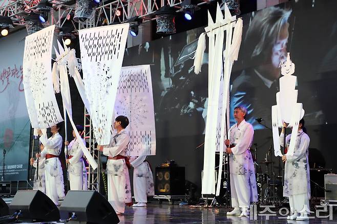 76년 만의 해후, 기메만장 퍼포먼스 장면. ⓒ제주의소리