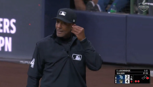 C.B. 버크너 심판(사진=중계방송 화면)