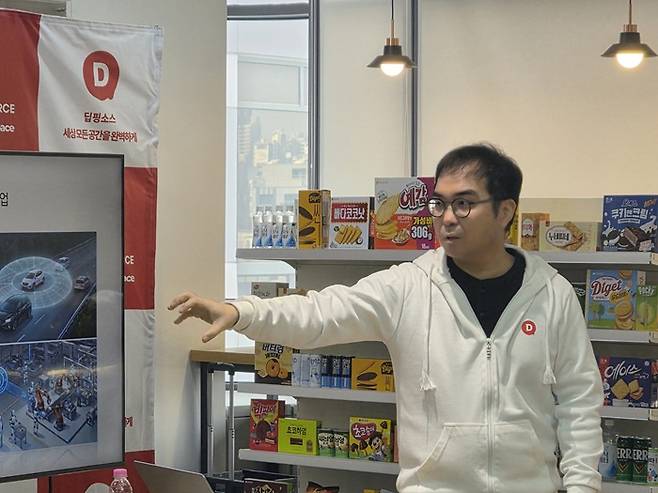 김태훈 딥핑소스 대표가 2일 서울 강남구 언주로 국민연금공단에 위치한 본사에서 기자간담회를 열고 자사 인공지능(AI) 매장 관리 솔루션 '스토어케어'에 대해 설명하고 있다. /사진=이수영 기자