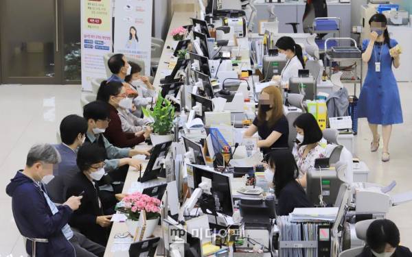 주요 시중은행의 주택담보대출 고정금리 상단이 연 7%를 돌파한 가운데, 1년 만기 정기예금 금리가 2%대 후반에 머물고 있다. 예대금리차(대출금리-예금금리)에 따른 은행권의 이자장사가 더욱 노골화될 것으로 예상되는 가운데, 5대 은행의 수신자금이 한 달 새 약 9조 7000억원 가량 이탈한 것으로 나타났다. 예금잔액이 한 달 새 약 9조 4000억원대 급감했고, 적금잔액도 약 2500억원 이상 줄어든 것인데, 낮은 수익률에 실증을 느낀 안정지향형 투자자들조차 은행 대신 증권시장으로 향하는 모습이다./사진=미디어펜 김상문 기자