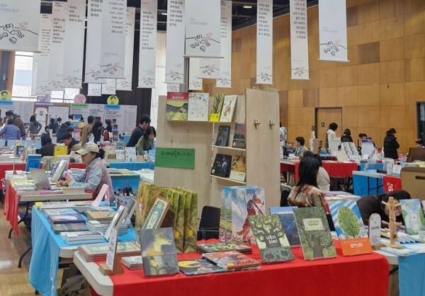 전국 70개 동네 책방이 참여하는 북페어 '사이에서' (사진= 김호이 기자)