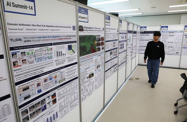 2일 서울대학교 글로벌공학교육센터에서 열린 '2026 서울대학교 AI 서밋'에서 참석자들이 학생들이 제작한 연구자료 포스터를 보고 있다. 2026.4.2. 연합뉴스
