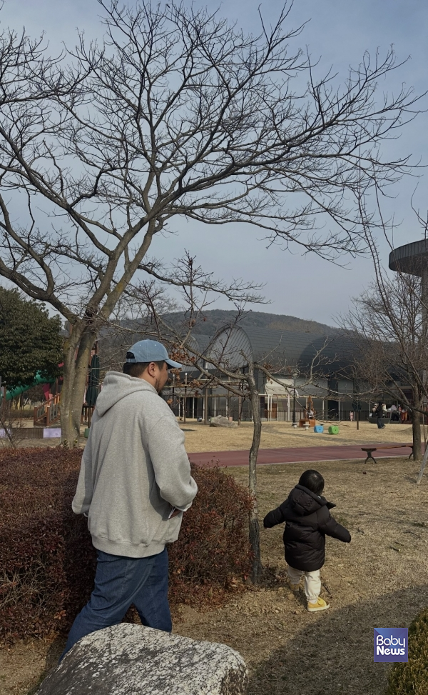 이웃들의 친절 덕분에 아이는 오늘도 넓은 세상을 본다