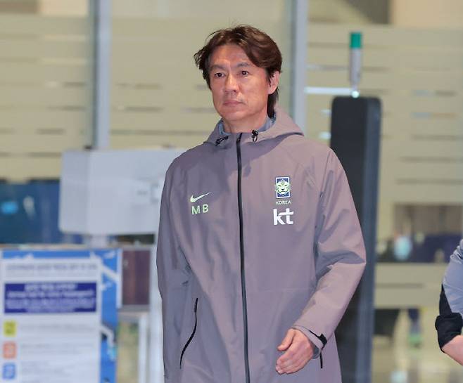 2026 북중미 월드컵을 앞두고 유럽에서 A매치 2연전을 치른 축구 국가대표팀 홍명보 감독이 2일 인천국제공항 제2여객터미널을 통해 귀국하고 있다. 사진=연합뉴스