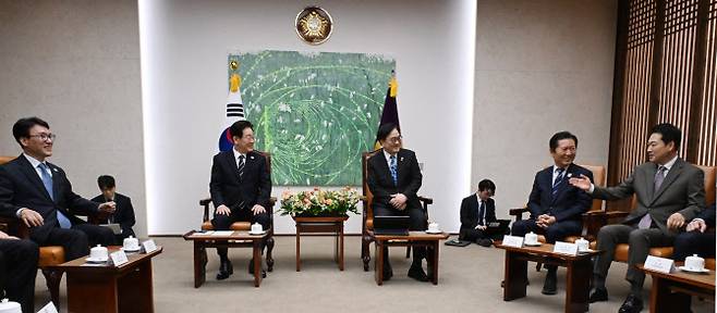 이재명 대통령이 2일 추가경정예산안 시정연설을 위해 국회에 도착해 사전 환담장에서 발언 하고 있다.(사진=뉴시스)