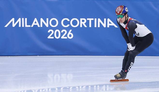 2월 16일(현지시간) 이탈리아 밀라노 아이스스케이팅 아레나에서 열린 2026 밀라노-코르티나담페초 동계올림픽 쇼트트랙 남자 500m 예선에서 황대헌이 탈락한 뒤 아쉬워하고 있다. 사진=연합뉴스