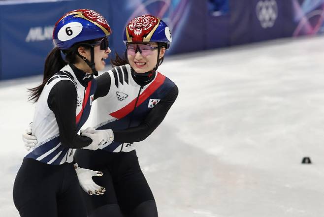 2월 18일(현지시간) 이탈리아 밀라노 아이스스케이팅 아레나에서 열린 2026 밀라노-코르티나담페초 동계올림픽 쇼트트랙 여자 3000m 계주 결승에서 금메달을 따낸 한국 최민정(오른쪽)과 김길리가 기쁨을 나누고 있다. 사진=연합뉴스
