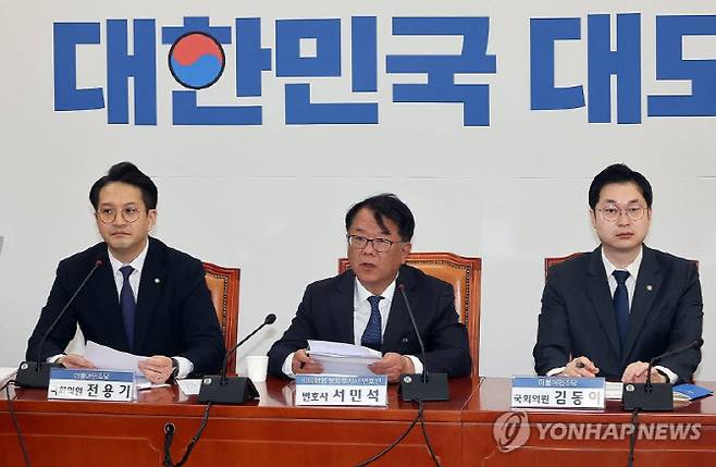 쌍방울 대북송금 사건 당시 이화영 전 경기도 평화부지사 변호인이었던 서민석 변호사가 지난 29일 국회에서 당시 박상용 검사와 통화를 한 녹취록을 공개하며 발언하고 있다. 왼쪽부터 더불어민주당 전용기 의원, 전 이화영 평화부지사 변호인 서민석, 김동아 의원.(사진=연합뉴스)