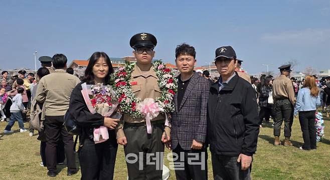 해병대 최초 4대 해병 가족이 된 김준영 이병의 가족들이 기념사진을 촬영하고 있다. 왼쪽 두번째부터 4대 김준영 이병, 3대 김철민씨, 2대 김은일옹 (사진=해병대)