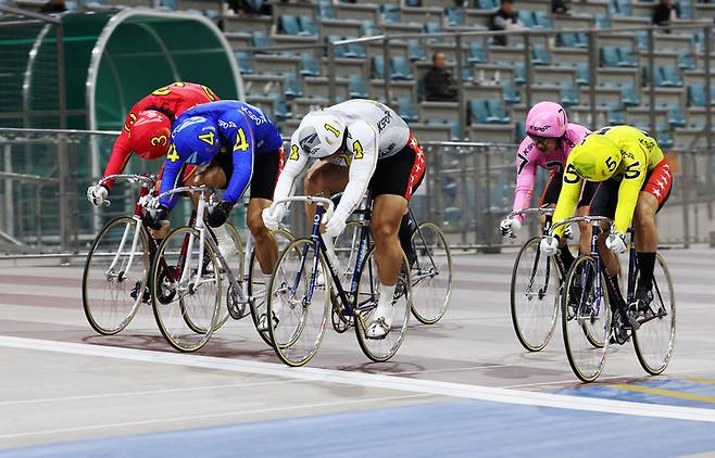 광명스피돔에서 특선급 선수들이 결승선 앞에서 접전을 벌이고 있다.(사진 국민체육진흥공단 제공)