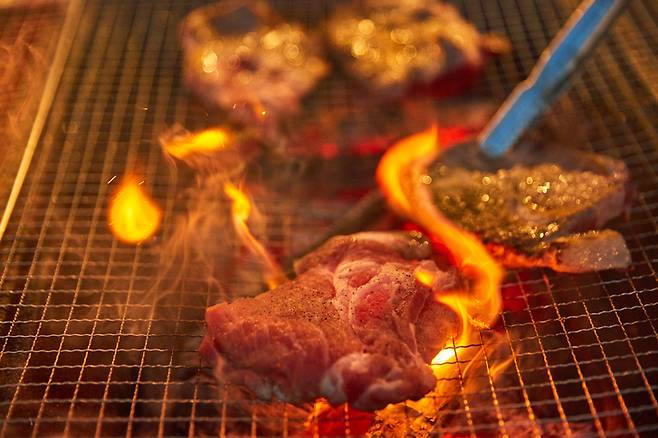 직화로 굽는 고기. 단백질 섭취는 중요하다. 하지만 어떤 단백질이냐가 더 중요한 문제일 수 있다. 특히 동물성 단백질 과다 섭취는 인슐린유사성장호르몬(IGF-1) 생성을 촉진하고, 이것이 일부 암의 발생 및 암세포 성장과 관련될 수 있다는 점에서 주의가 필요하다. 사진=게티이미지뱅크