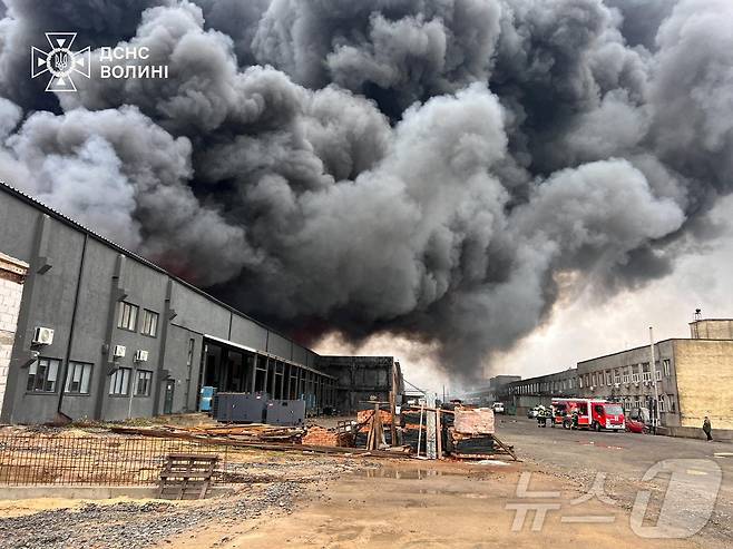 1일(현지시간) 우크라이나 루츠크에서 러시아의 드론 공격으로 발생한 화재를 소방대원들이 진압하고 있다. ⓒ 로이터=뉴스1