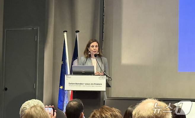 1일 오전(현지시간) 니스 팔레 데 엑스포지시옹에서 열린 '랑데부 프랑스 2026' 국제 기자간담회에서 발언하는 소피 만드리용 프랑스관광청 마케팅·파트너십 디렉터ⓒ 뉴스1 윤슬빈 관광전문기자
