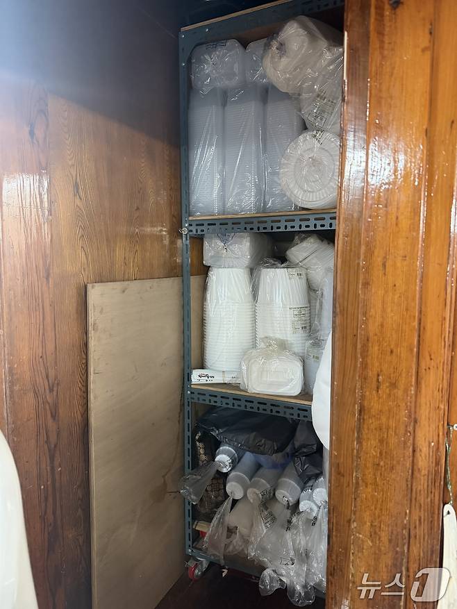 서울의 한 식당 창고에는 미리 사 둔 포장용기들이 적재돼 있다. ⓒ 뉴스1 신민경 기자