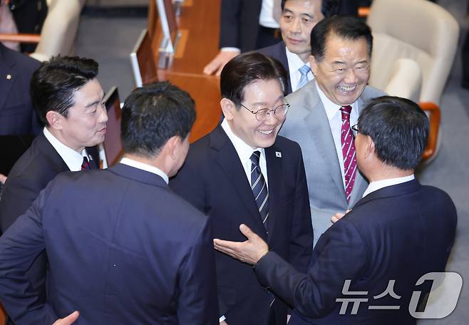 이재명 대통령이 2일 서울 여의도 국회에서 중동 사태 대응을 위한 추가경정예산(추경)안에 대한 시정연설을 마친 뒤 국민의힘 의원들과 대화하고 있다. 2026.4.2 ⓒ 뉴스1 이재명 기자