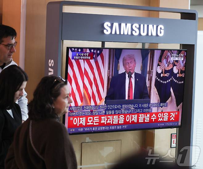 2일 오전 서울역 대합실 TV에서 트럼프 미국 대통령의 이란 전쟁 상황 관련 대국민 연설이 방송되고 있다. ⓒ 뉴스1 이종수 인턴기자