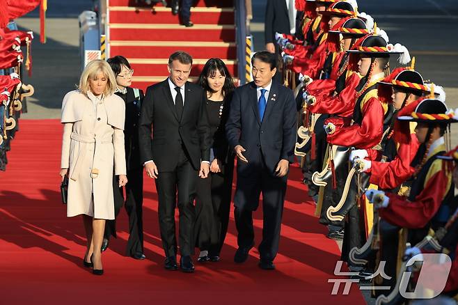 에마뉘엘 마크롱 프랑스 대통령과 브리지트 마크롱 여사가 2일 경기 성남시 서울공항을 통해 방한하고 있다. 마크롱 대통령은 오는 3일 이재명 대통령과 정상회담, 국빈 오찬 등의 일정을 진행할 예정이다. 2026.4.2 ⓒ 뉴스1 이호윤 기자