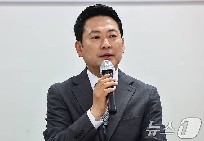 장동혁 국민의힘 대표가 1일 부동산 시장 점검차 서울 마포구 한 아파트 단지를 방문해 주민들과 간담회를 갖고 있다. 2026.4.1 ⓒ 뉴스1 김도우 기자