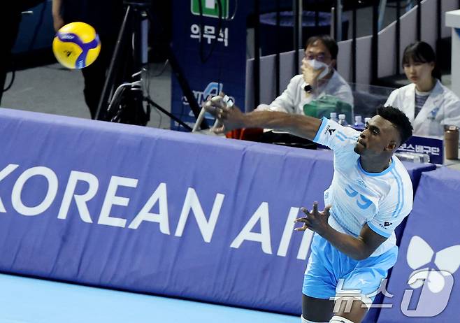 2일 오후 인천 계양체육관에서 열린 프로배구 2025-2026 V리그 남자부 챔피언 결정전 1차전 대한항공과 현대캐피탈의 경기, 대한항공 마쏘가 스카이서브를 넣고 있다. 2026.4.2 ⓒ 뉴스1 이광호 기자