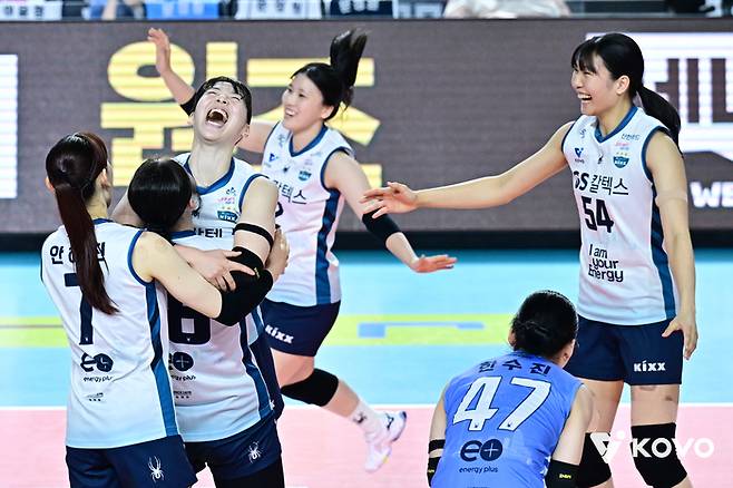 GS칼텍스 선수들이 1일 김천체육관에서 열린 도로공사와의 챔프전 1차전서 승리한 뒤 기뻐하고 있다. 제공 | 한국배구연맹