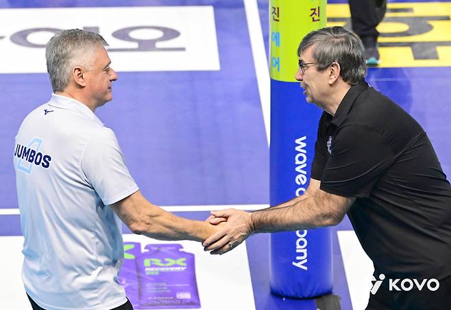 대한항공 헤난 달 조토(왼쪽) 감독과 현대캐피탈 필립 블랑 감독. 사진 | 한국배구연맹