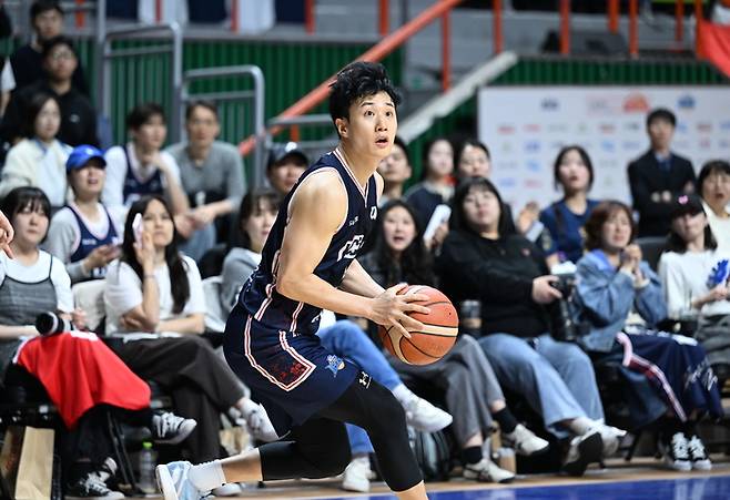 부산 KCC 허웅이 1일 부산 사직체육관에서 열린 2025~2026 LG전자 프로농구 정규리그 서울 SK전에서 3점슛을 던지고 있다. 사진 | KBL