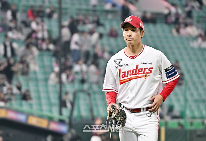 SSG 타케다가 1일 인천SSG랜더스필드에서 열린 2026 KBO리그 키움과 경기 5회초 2사 마운드에서 내려가고 있다. KBO리그 데뷔 첫 등판한 타케다는 4⅔이닝 9안타 5실점 난조를 보였다. 문학 | 박진업 기자 upandup@sportsseoul.com