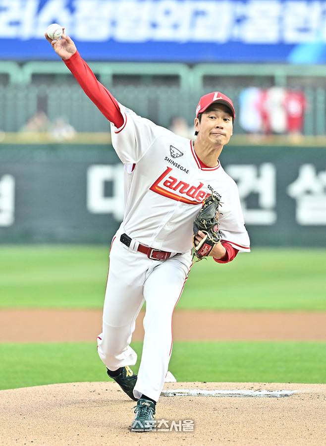 SSG 타케다가 1일 인천SSG랜더스필드에서 열린 2026 KBO리그 키움과 경기에 선발 등판해 힘차게 공을 던지고 있다. 문학 | 박진업 기자 upandup@sportsseoul.com